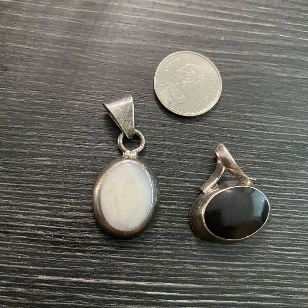 Sterling Silver Oval White and Black Stone Pendant Set  mexico